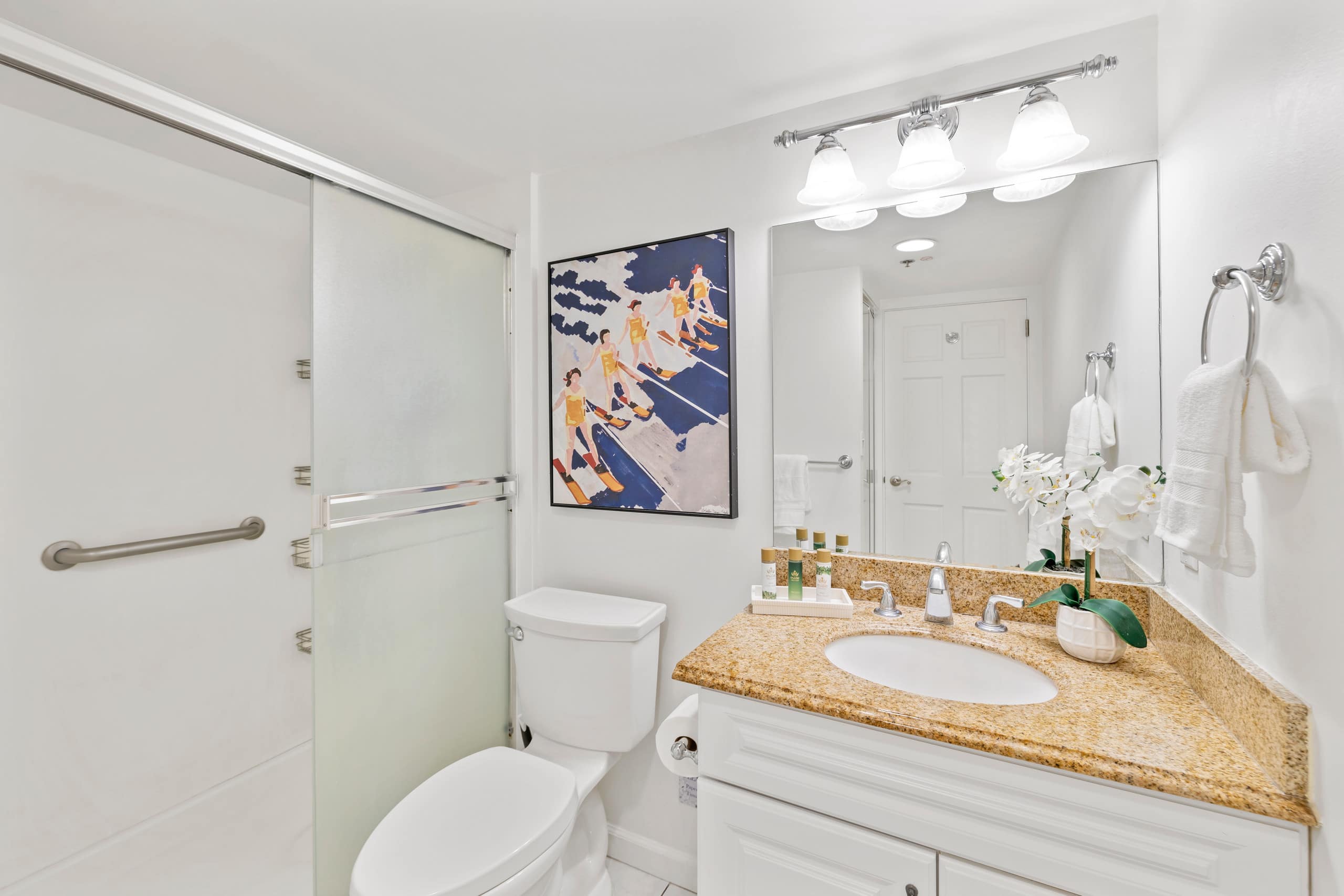 Oceanfront Waikiki+Balcony Views +no fees - Image 12