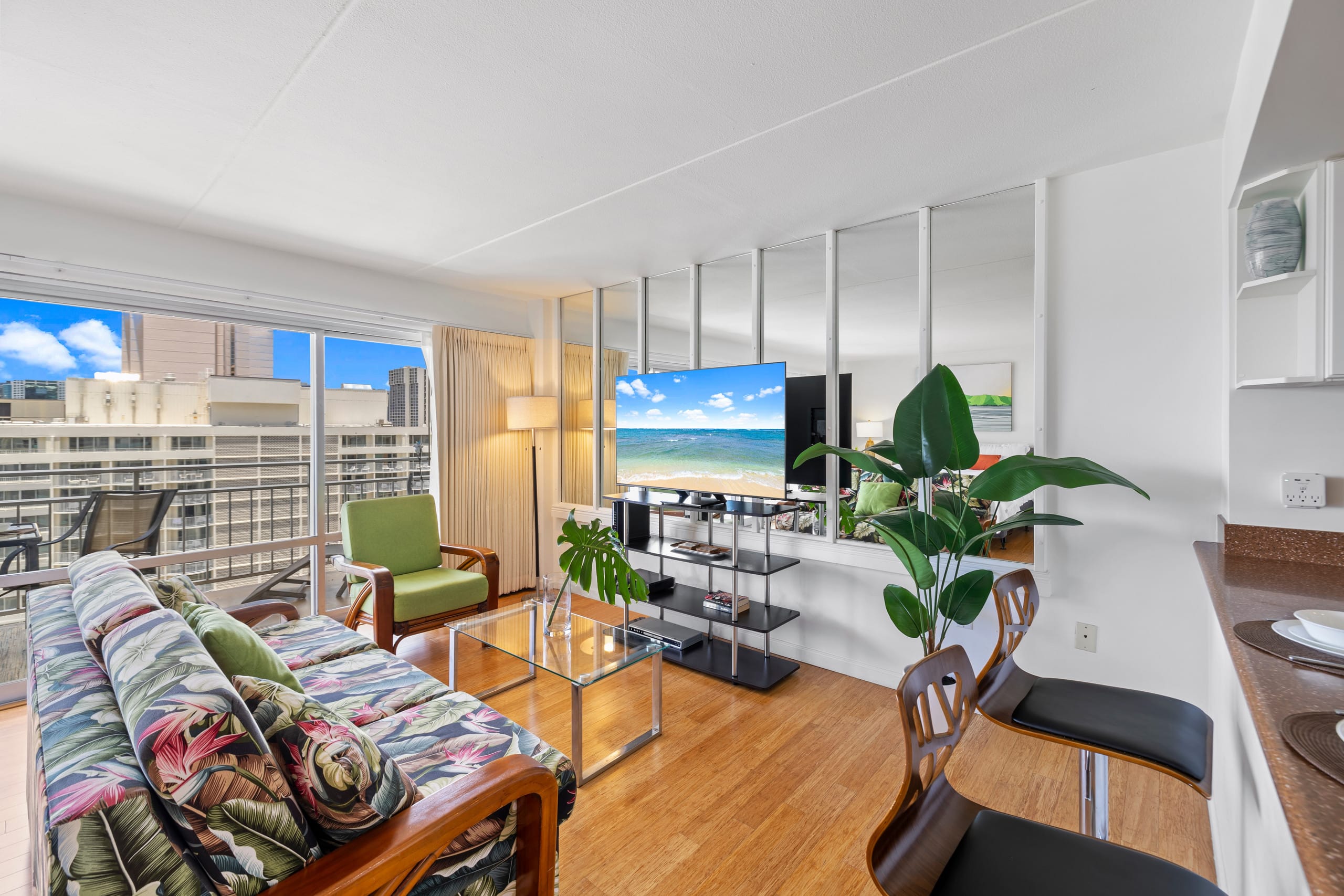 Oceanfront Waikiki+Balcony Views +no fees - Image 4