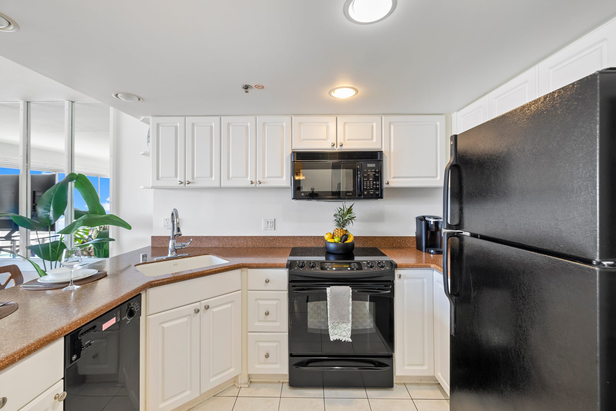 Oceanfront Waikiki+Balcony Views +no fees - Image 7