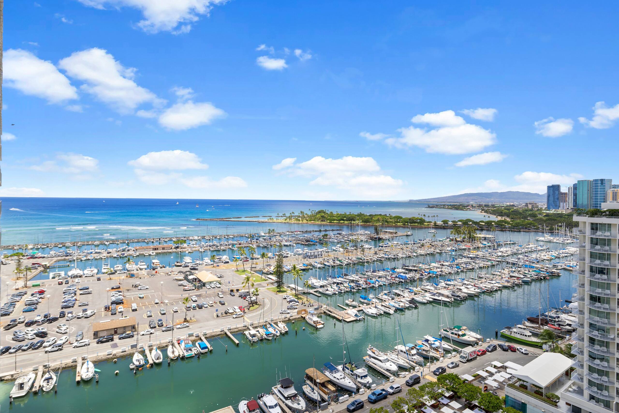 Oceanfront Waikiki+Balcony Views +no fees - Image 36
