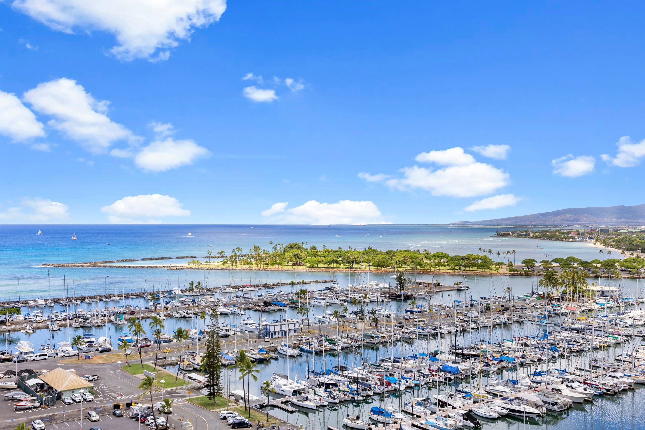 Oceanfront Waikiki+Balcony Views +no fees - Image 37