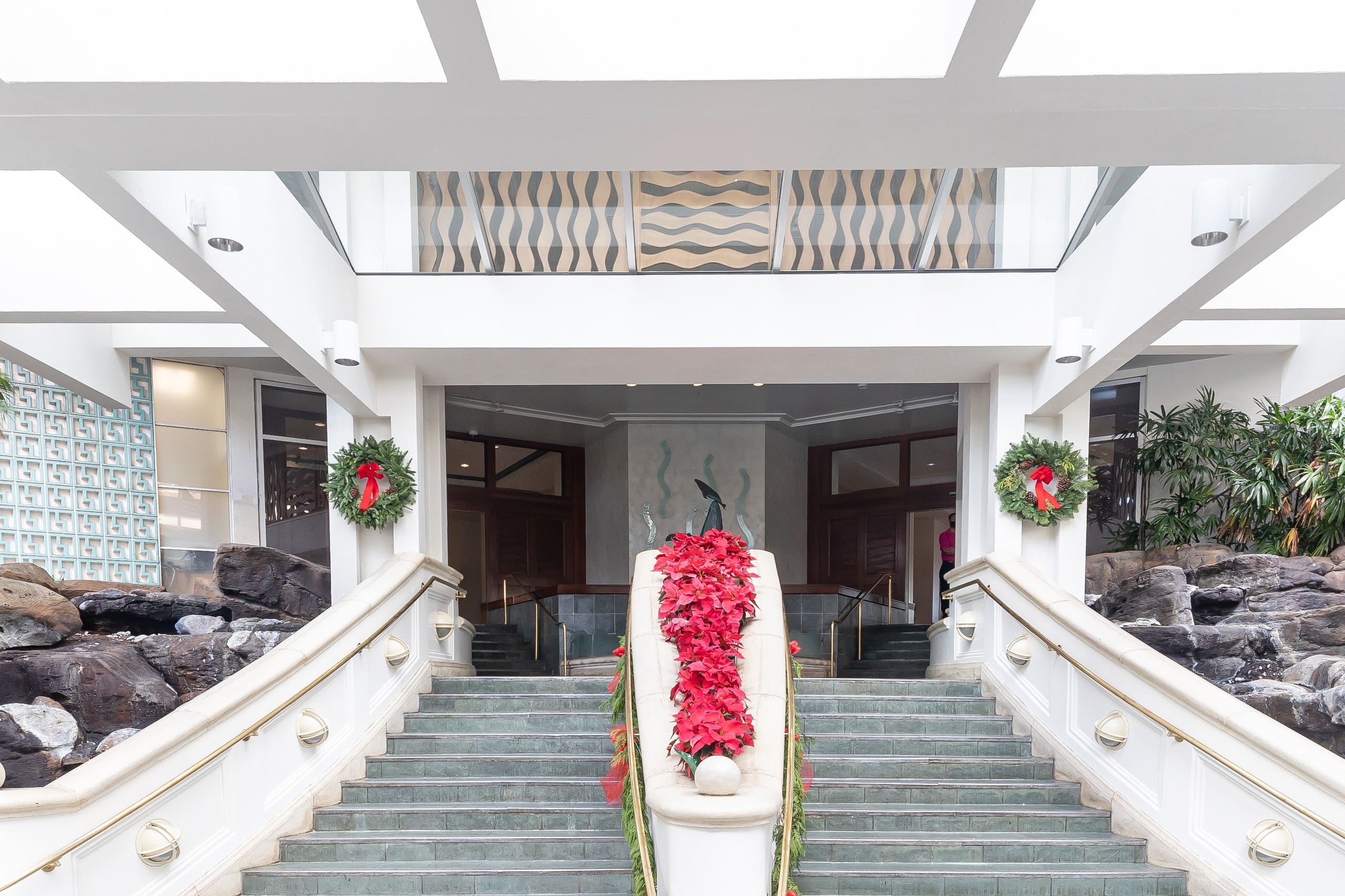 Oceanfront Waikiki+Balcony Views +no fees - Image 14