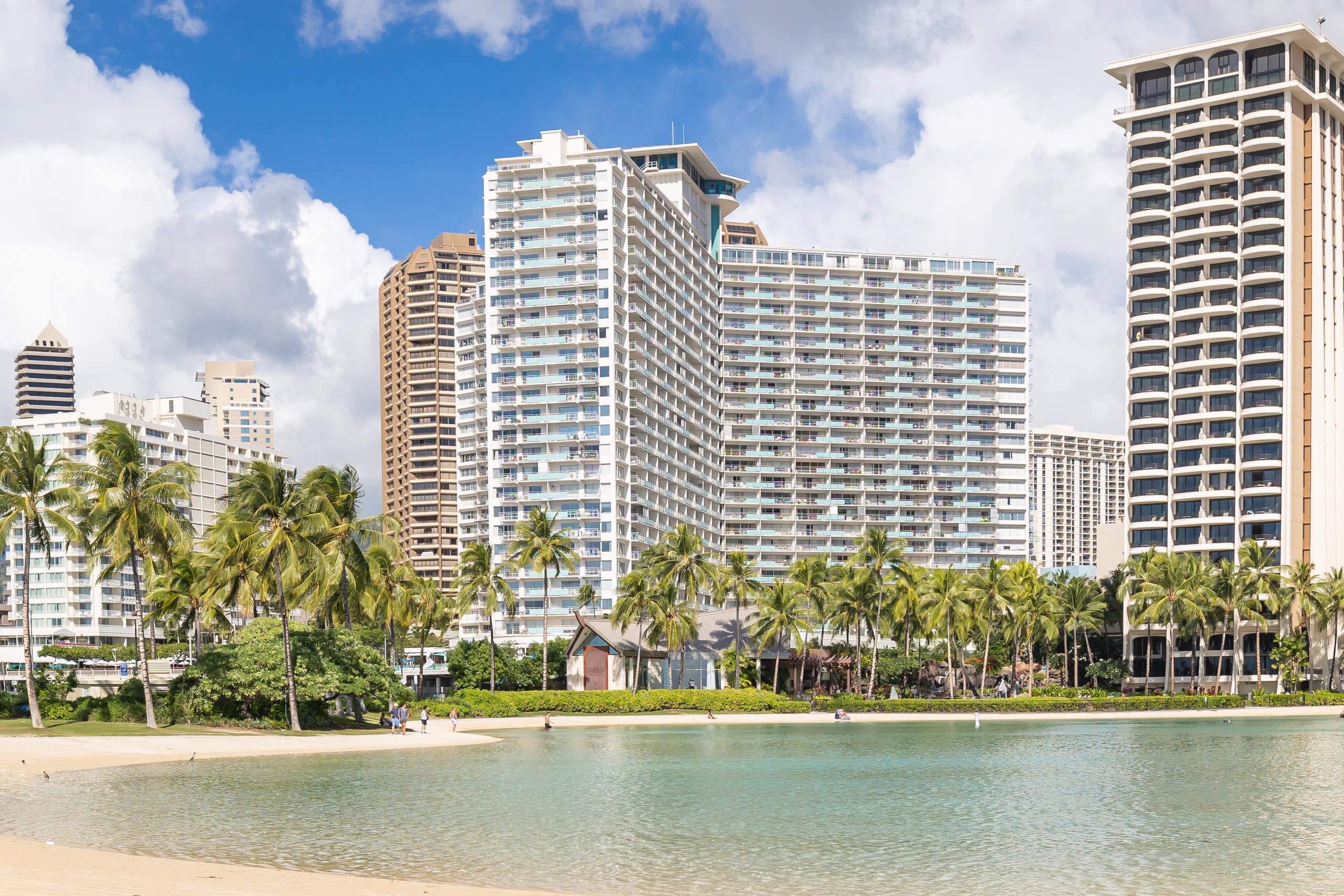 Oceanfront Waikiki+Balcony Views +no fees - Image 35