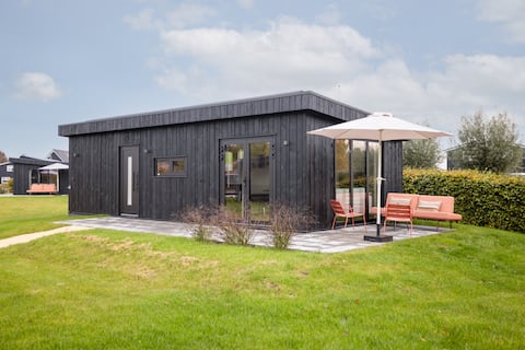 Luxury 4 pers. lodge on the Frisian Lakes with hot tub