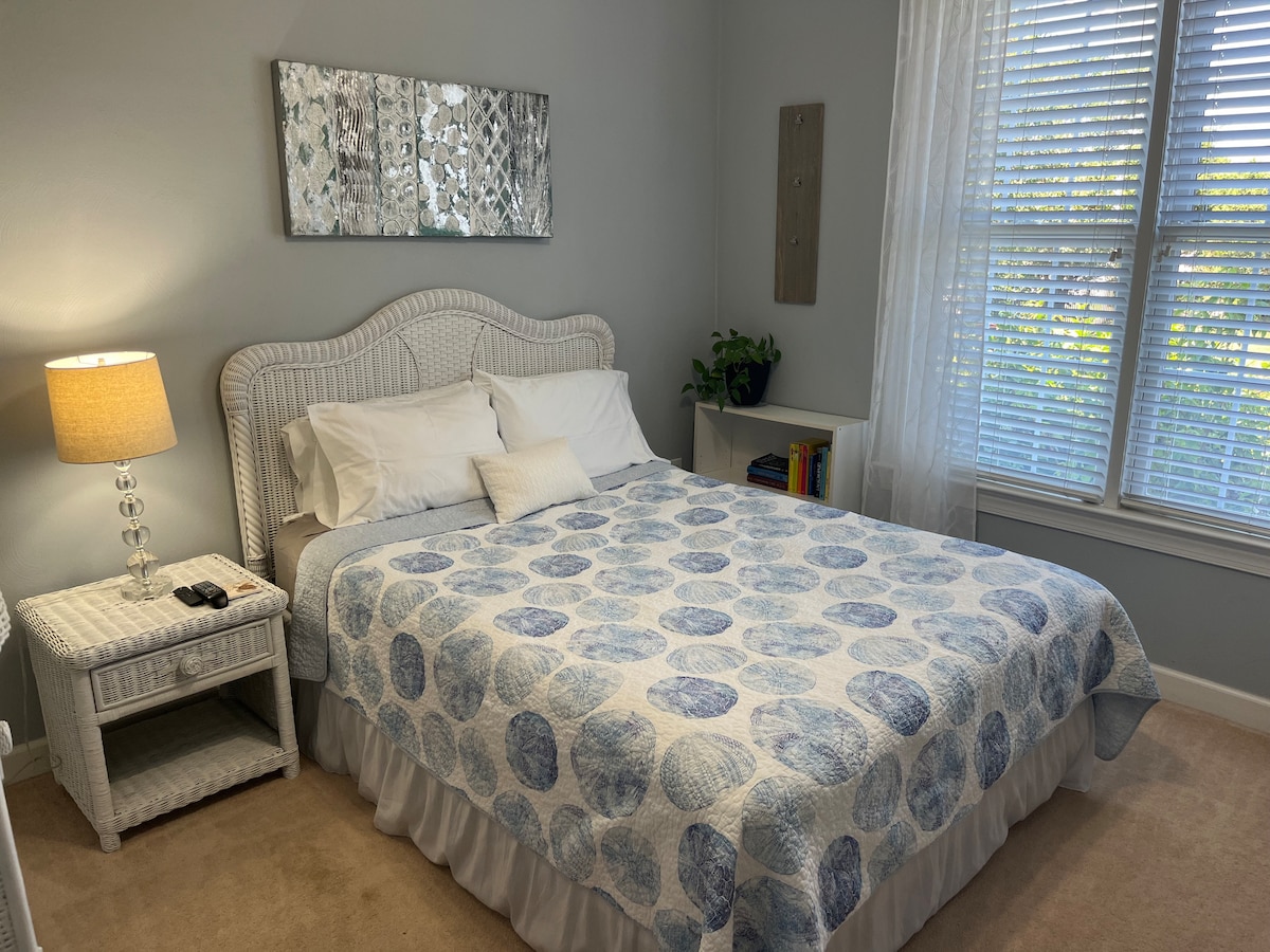 Dormitorio de abajo #1: cama tamaño queen.