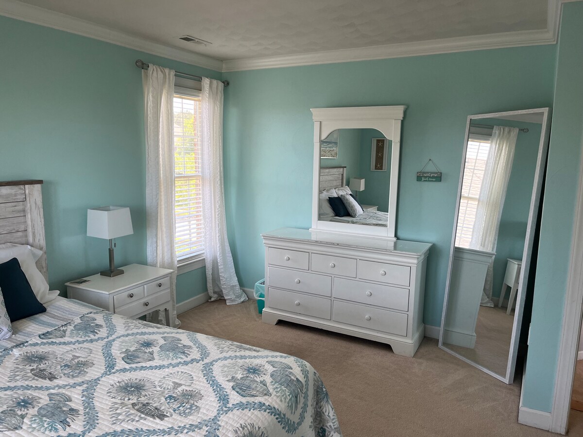 Dormitorio de arriba #1: cama tamaño queen.