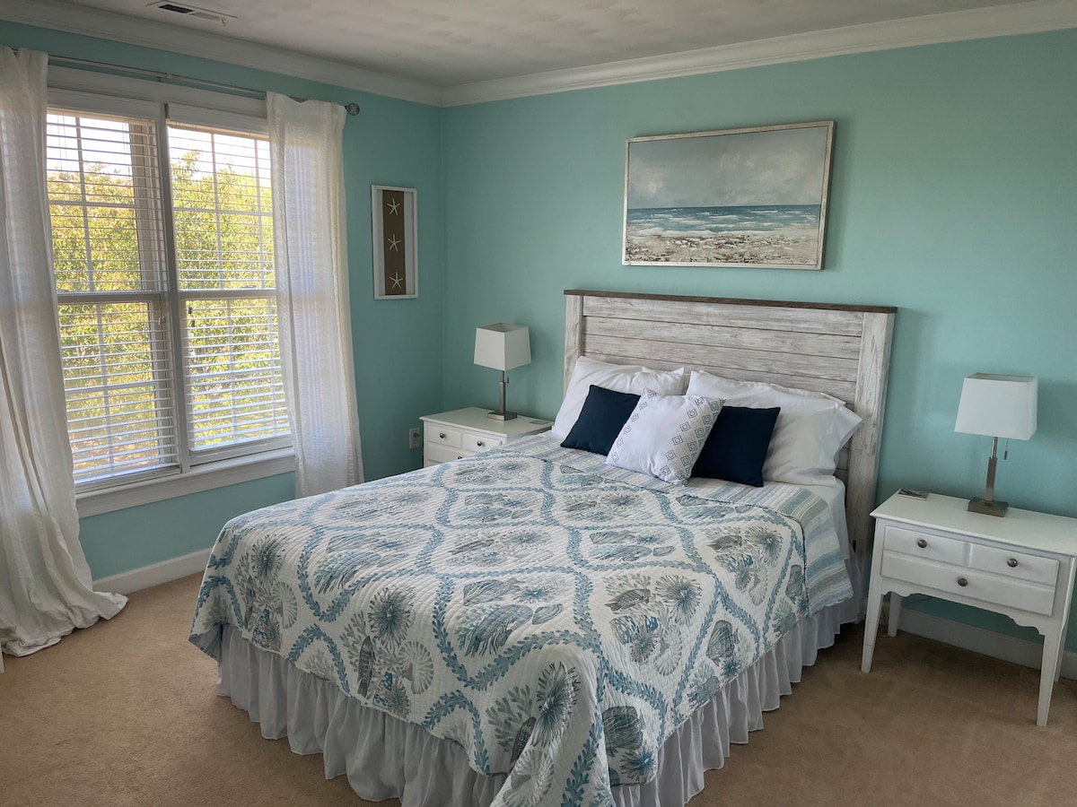 Dormitorio de arriba #1: cama tamaño queen.