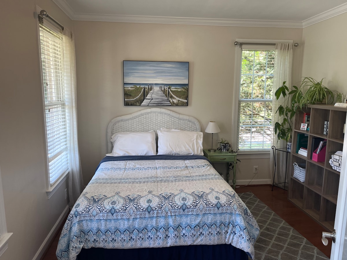 Dormitorio de abajo #2: cama tamaño queen.