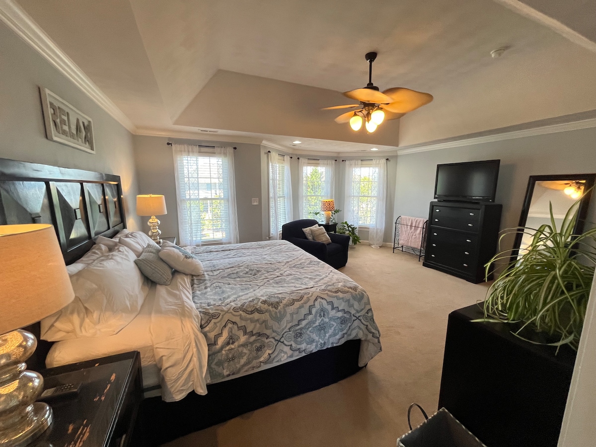 Dormitorio principal en la planta superior: cama tamaño king.