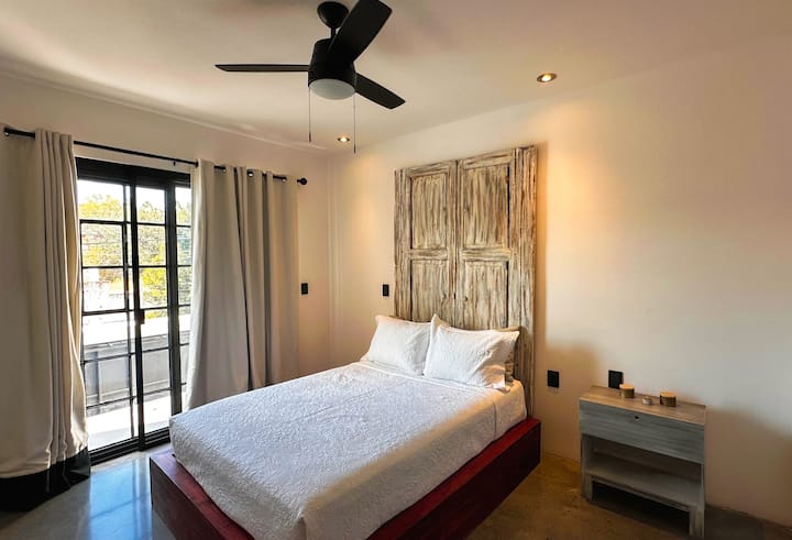 ห้องนอนรองตั้งอยู่บนชั้นบนสุดและเน้นด้วยหน้าต่างที่มองเห็นด้านหน้าเป็นที่พักที่กว้างขวางสวยงามและสง่างาม ห้องนี้ได้รับการออกแบบมาเพื่อเพิ่มแสงธรรมชาติและมีวิวที่สวยงาม 