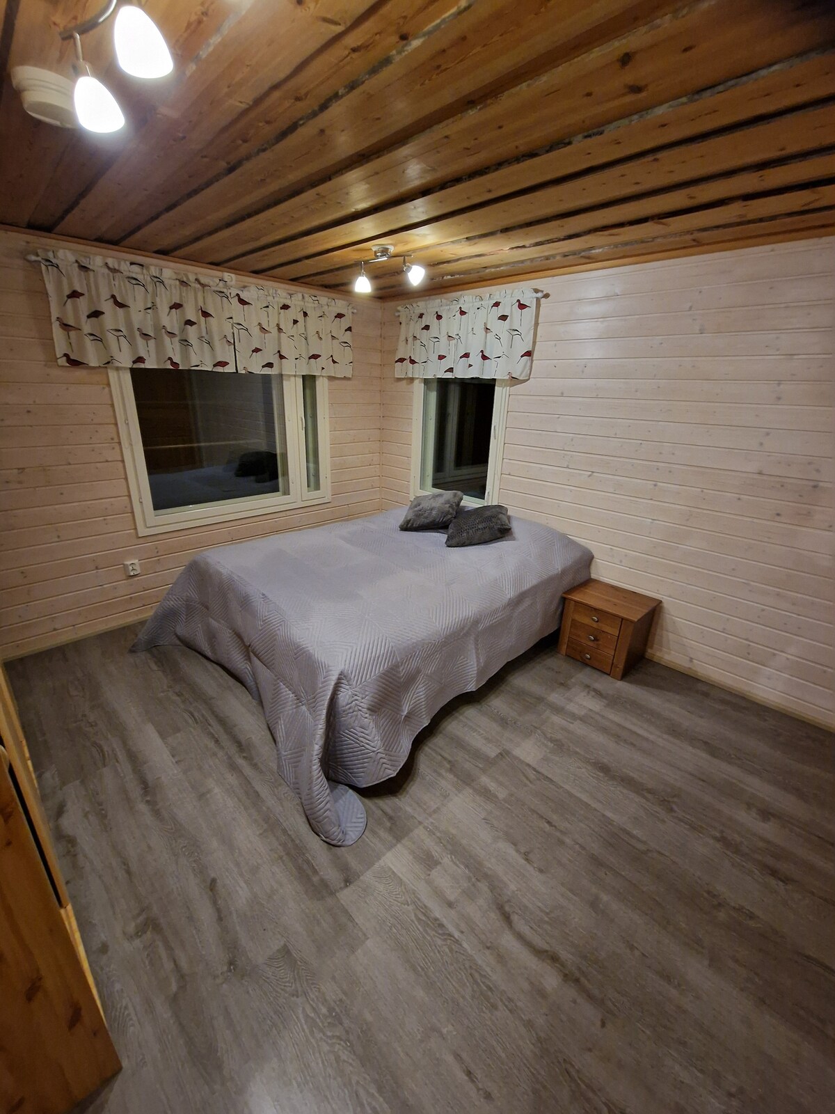 Útulné dvojlôžko s nočnými stolíkmi. Táto spálňa má tiež veľa priestoru v skrini.