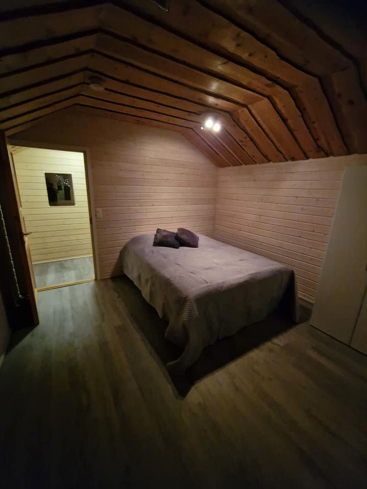 这间卧室是楼上唯一的房间，让它僻静祥和。 设有舒适的双人床、床头柜、衣橱空间、电视和阳台入口。