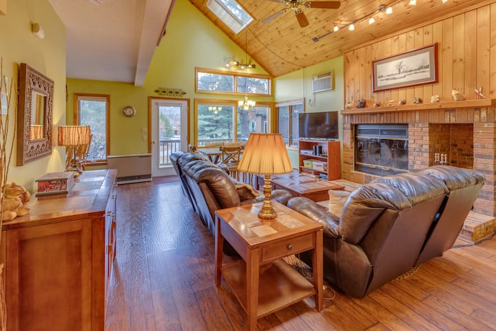 Dog Friendly Deer Park Townhouse With Fireplace - New Hampshire