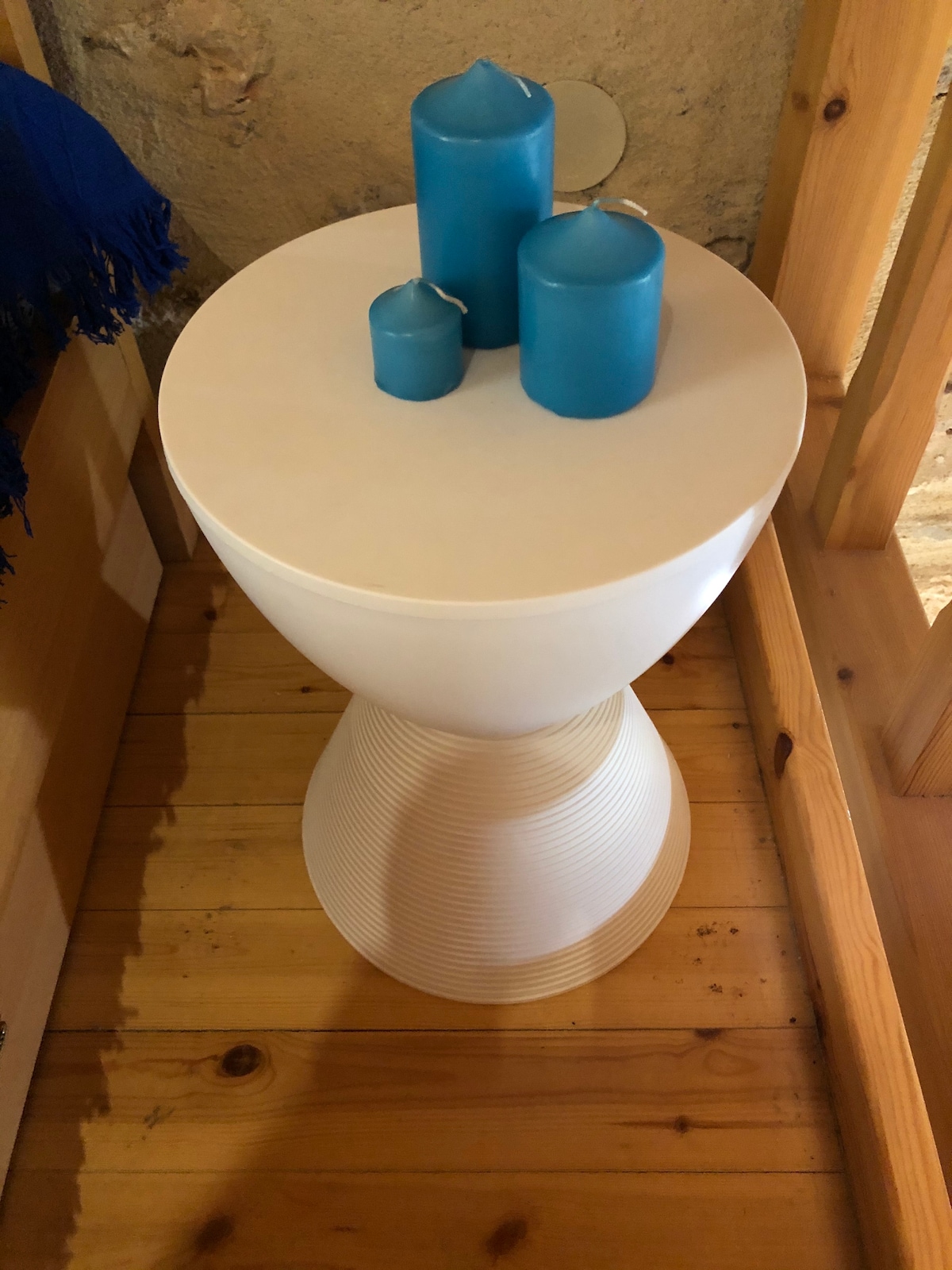 โต๊ะข้างเตียงพร้อมเทียน...