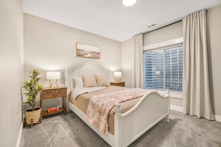 Удобна брачна соба на долниот кат со завеси за затемнување, Roku TV, станици за полнење, плакар и кадифена постелнина. Изберете ја совршената перница-поли или пердуви/спуштени ноќи за одмор во Ајдахо Фолс.
Пониско ниво.