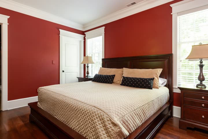 带加大双人床的楼下卧室