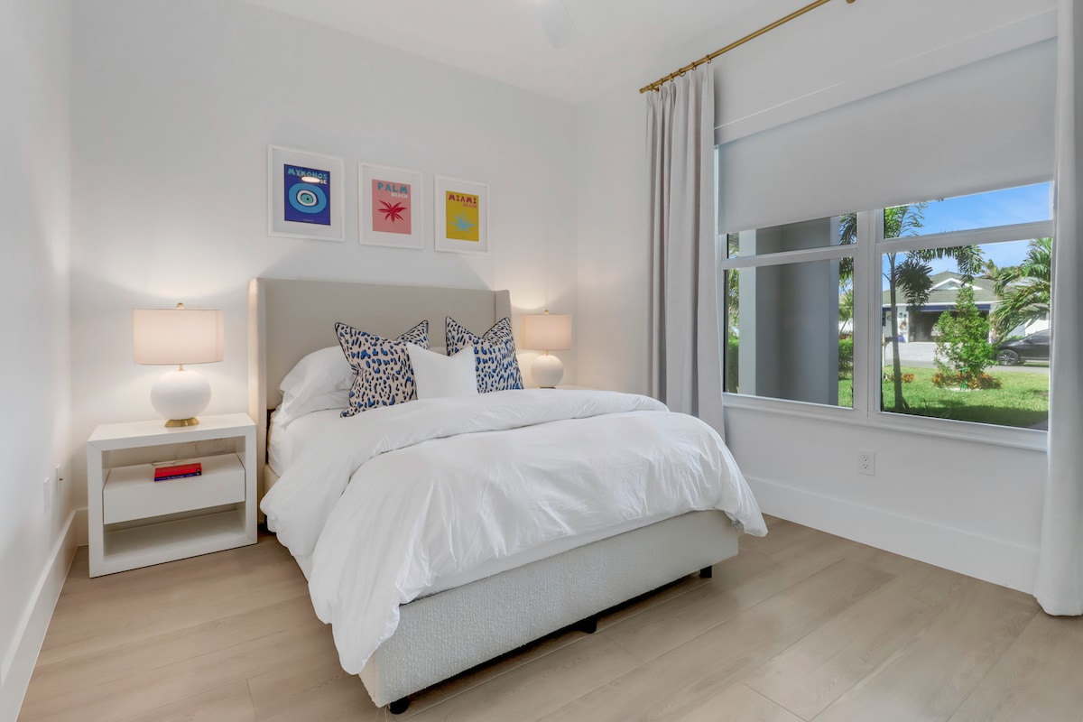 غرفة نوم تضم سرير كوين