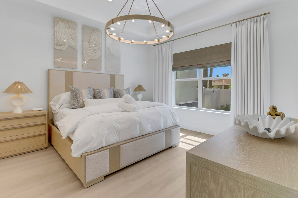 غرفة النوم الرئيسية مع باب للوصول إلى حمام السباحة