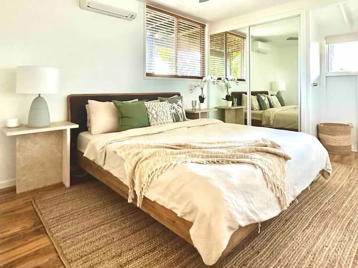 King bed, with ensuite, USB and USB C power points. Air conditioning or heating together with a fan wil give you the perfect night rest. 