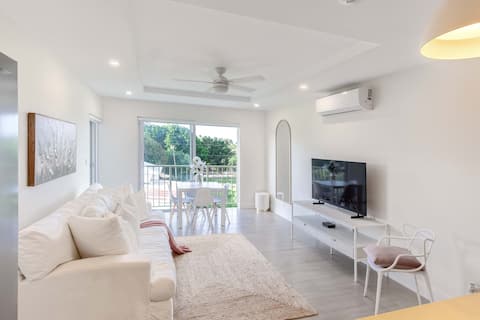 Modern & Cozy West Coast Condo in Gated Community