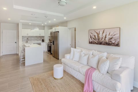 Modern & Cozy West Coast Condo in Gated Community