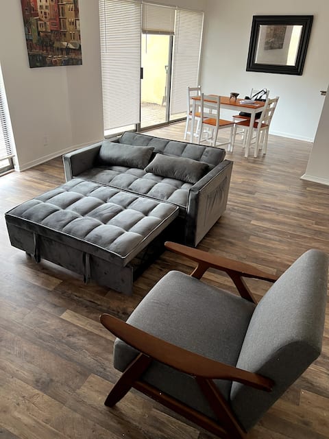 Popular Airbnb listing: Cozy 2- Bedroom Condo in Medical Center in Oakland Estates