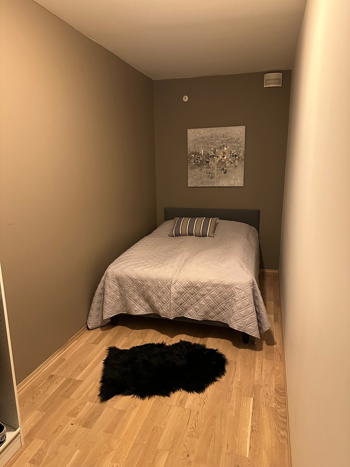 Спална соба 2 - 8 квадратни метри, двоен кревет и добар простор во плакарот за чување облека и обувки