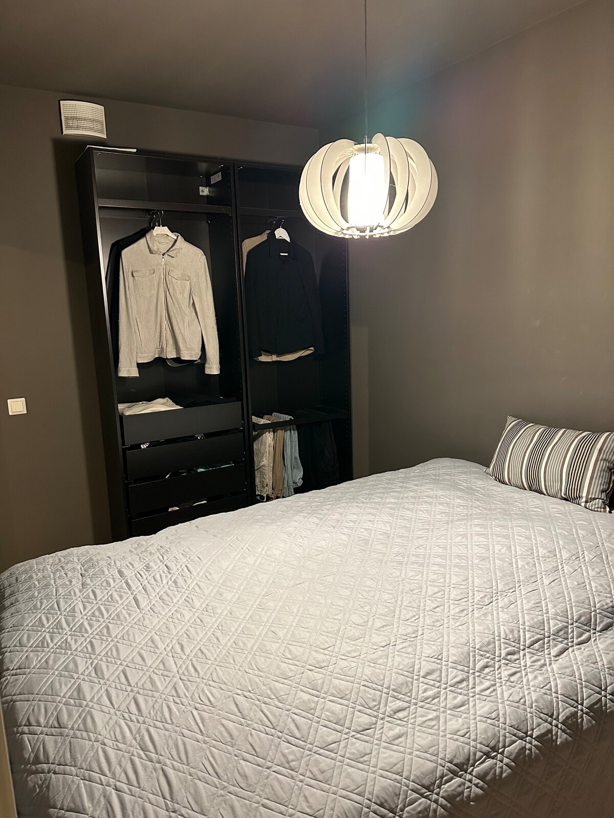 Главна спална соба - со два влеза. 10 квадратни метри и простор во плакарот за чување облека