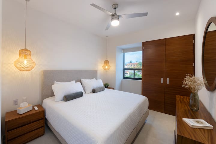 Deuxième chambre : lit king, climatisation , ventilateur de plafond et placard.