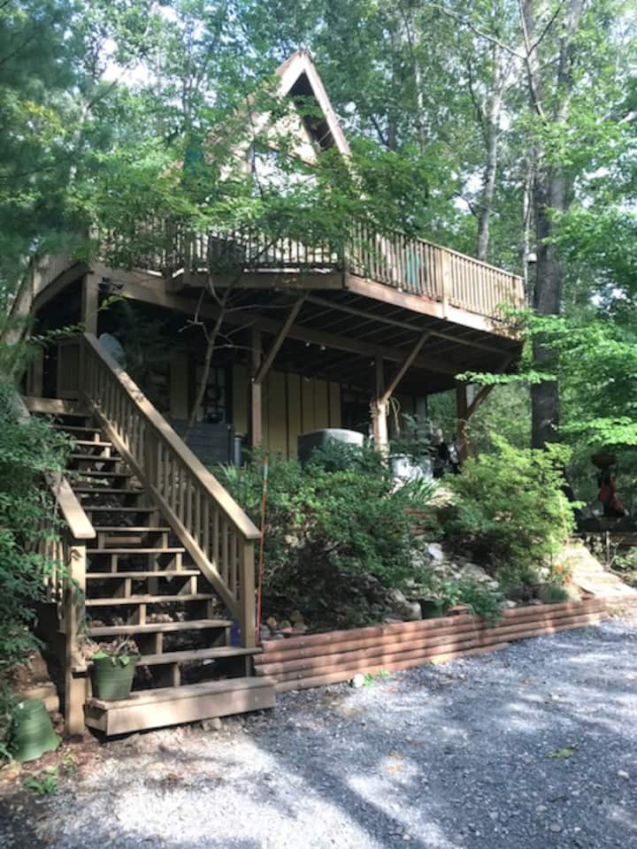 Treehouse, amazing deck view, nearby river access Cabins for Rent in
