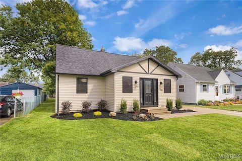 Layover Oasis, 1 Kng, 4 Qn Beds, Fire Pit & Hottub