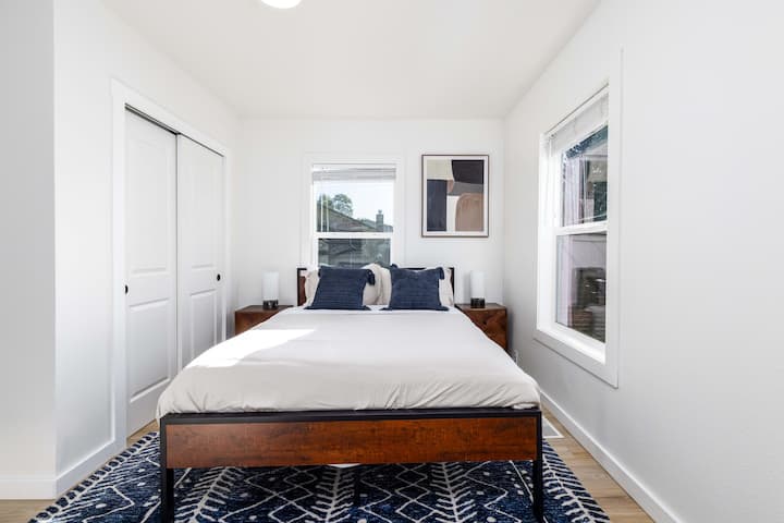 NË NIVELIN KRYESOR - dhoma E dytë E gjumit përmban televizor LED 48", dollap, karrige me theks, krevat dopio" queen "me dyshek të rehatshëm me shkumë memorieje, shtroja qiellore, 6 jastëkë, tavolina anësore me abazhur dhe ventilator.