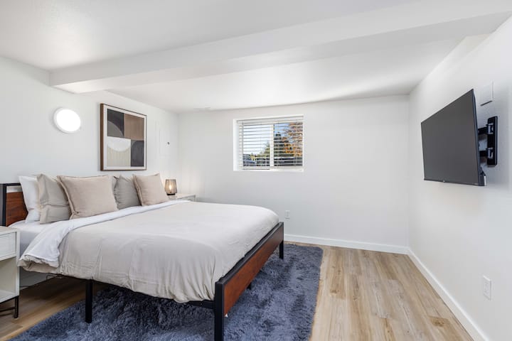 NË KATIN E POSHTËM - dhoma E katërt E gjumit përmban televizor LED 48", dollap, karrige me theks, krevat dopio" queen "me dyshek të rehatshëm me shkumë memorieje, shtroja qiellore, 4 jastëkë, tavolina anësore me abazhur dhe ventilator.