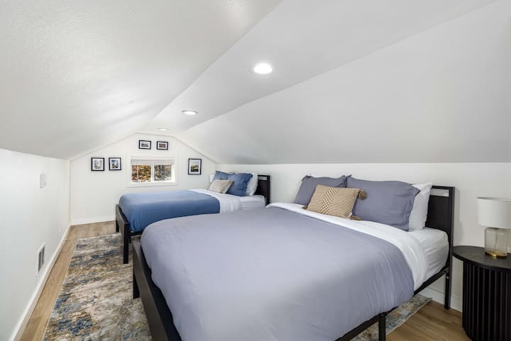 NË KATIN E SIPËRM - dhoma E 6-të E gjumit përmban 2 krevate "Queen Size" me dyshek të rehatshëm me shkumë memorieje, shtroja qiellore, 4 jastëkë në çdo krevat, tavolina anësore dhe ventilator.