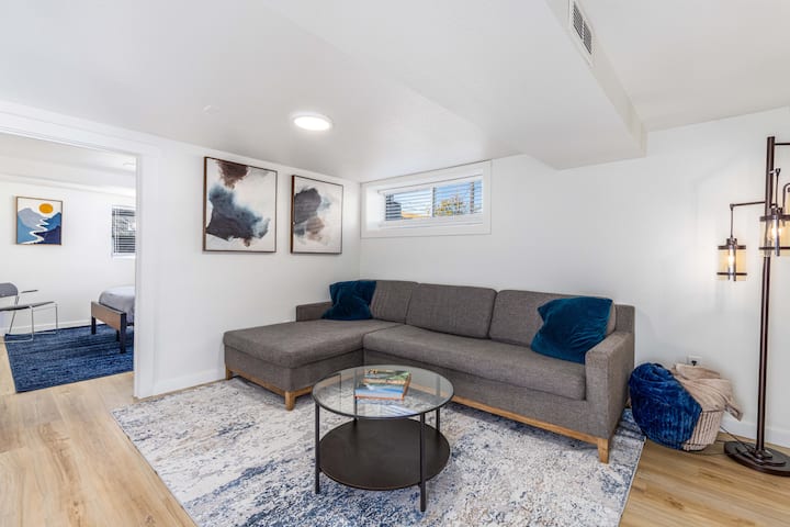 Karakteristikat e nivelit të dytë të dhomës së ndenjjes kanë divan të madh seksional me krevat tërheqës dhe televizor LED 55". Ka 3 dhoma gjumi dhe 1 banjë në këtë nivel.