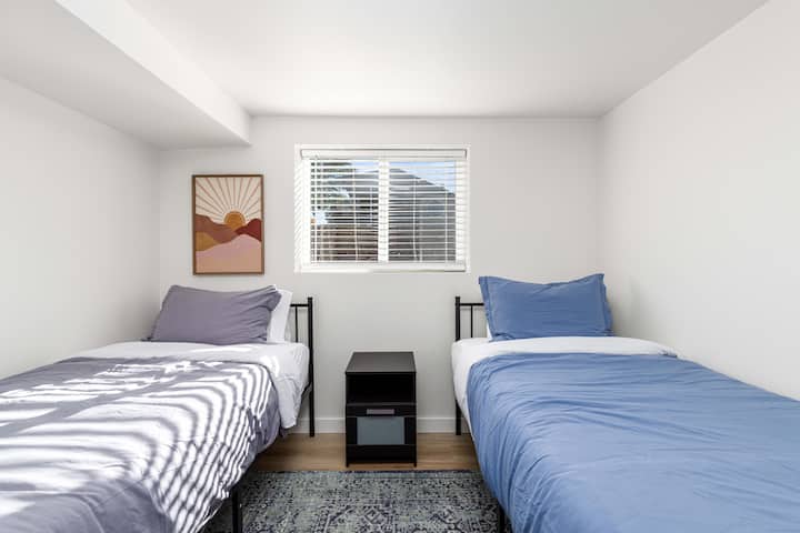 NË KATIN E POSHTËM - dhoma E 5-të E gjumit përmban 2 krevat dopio XL ME dyshek TË rehatshëm ME shkumë memorie, shtroja qiellore, 4 jastëkë, tavolinë anësore dhe ventilator.