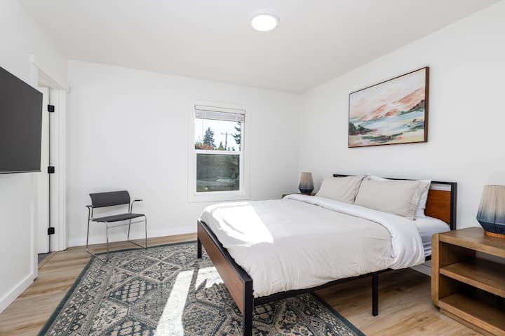 NË NIVELIN KRYESOR - Dhoma kryesore E gjumit përmban televizor LED 48", dollap, krevat dopio" queen "me dyshek të rehatshëm me shkumë memorieje, shtroja qiellore, 4 jastëkë, tavolina anësore me abazhur, ventilator dhe banjë private brenda në suitë.