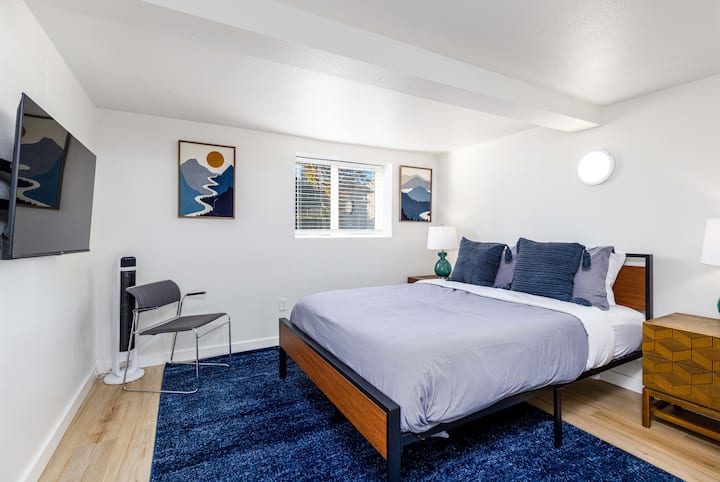 NË KATIN E POSHTËM - dhoma E tretë E gjumit përmban televizor LED 48", dollap, karrige me theks, krevat dopio" queen "me dyshek të rehatshëm me shkumë memorieje, shtroja qiellore, 4 jastëkë, tavolina anësore me abazhur dhe ventilator.