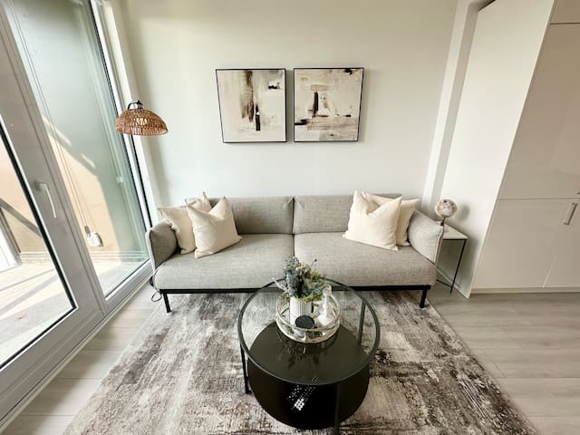 Queen West:2bd+1bth+Free parking