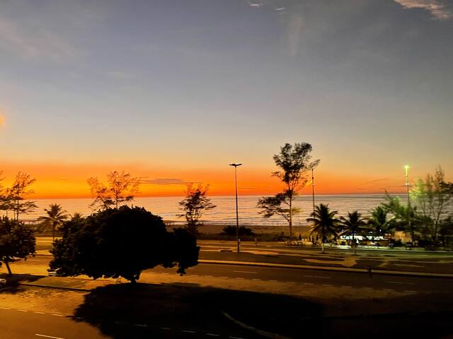 Frente para o mar, com piscina e pé na areia gallery image 3