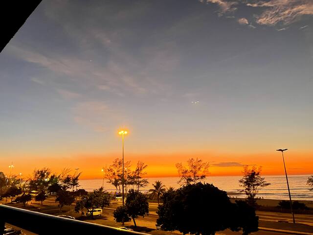 Frente para o mar, com piscina e pé na areia gallery image 4