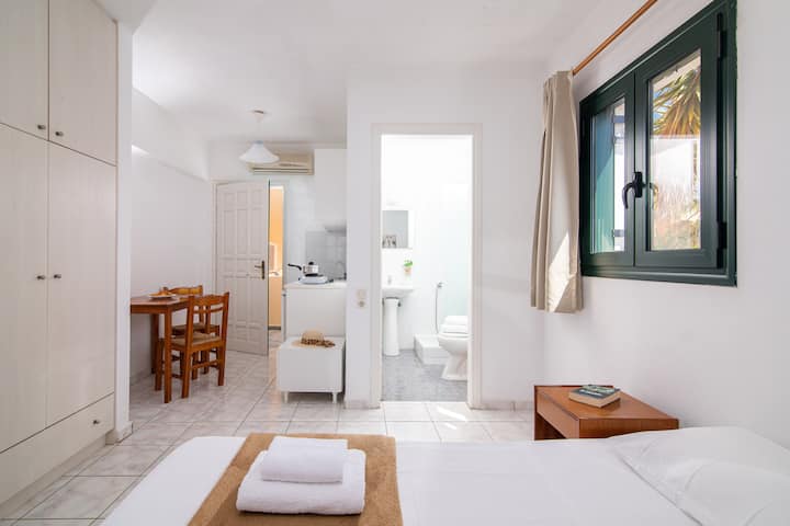 Charming Studio With Sea View & Shared Pool - Hersonissos