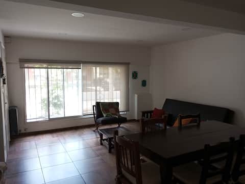 Anuncio de Airbnb popular: Renovated 4-room house with patio and grill en Plaza Peralta Ramos
