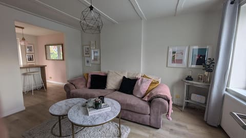 Top performing Airbnb: Modern, residential home close to city centre. in Salford