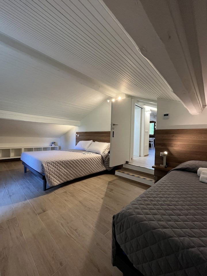 Мансардна стая с двойно легло и пълноразмерно легло.