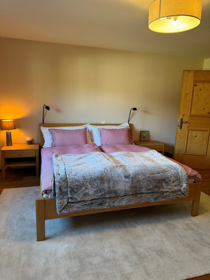 غرفة نوم 2 مع حمام داخلي. 