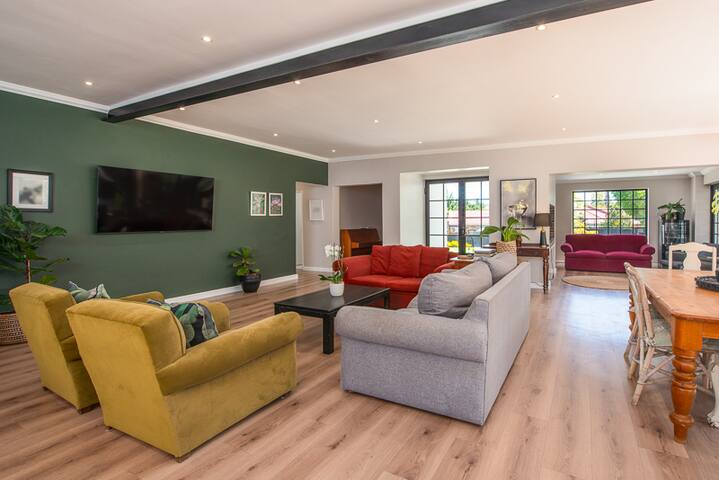 Modern Retreat in Somerset West gallery image 3