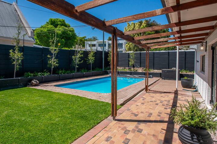 Modern Retreat in Somerset West gallery image 4