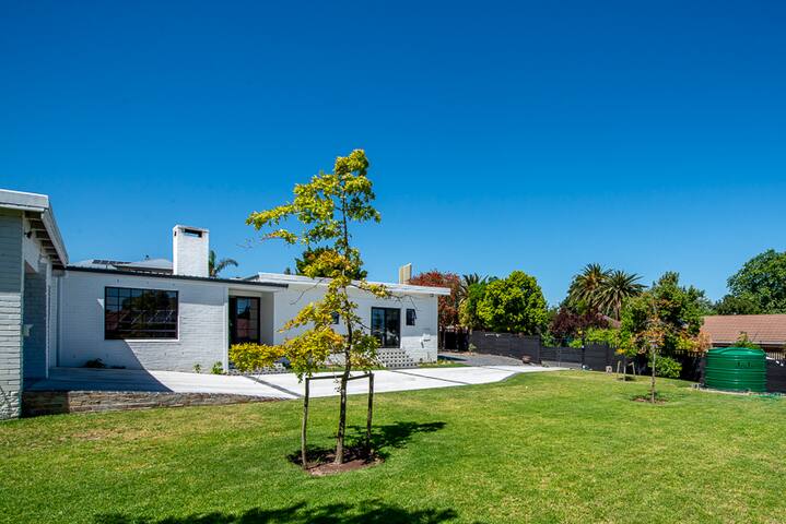 Modern Retreat in Somerset West gallery image 2