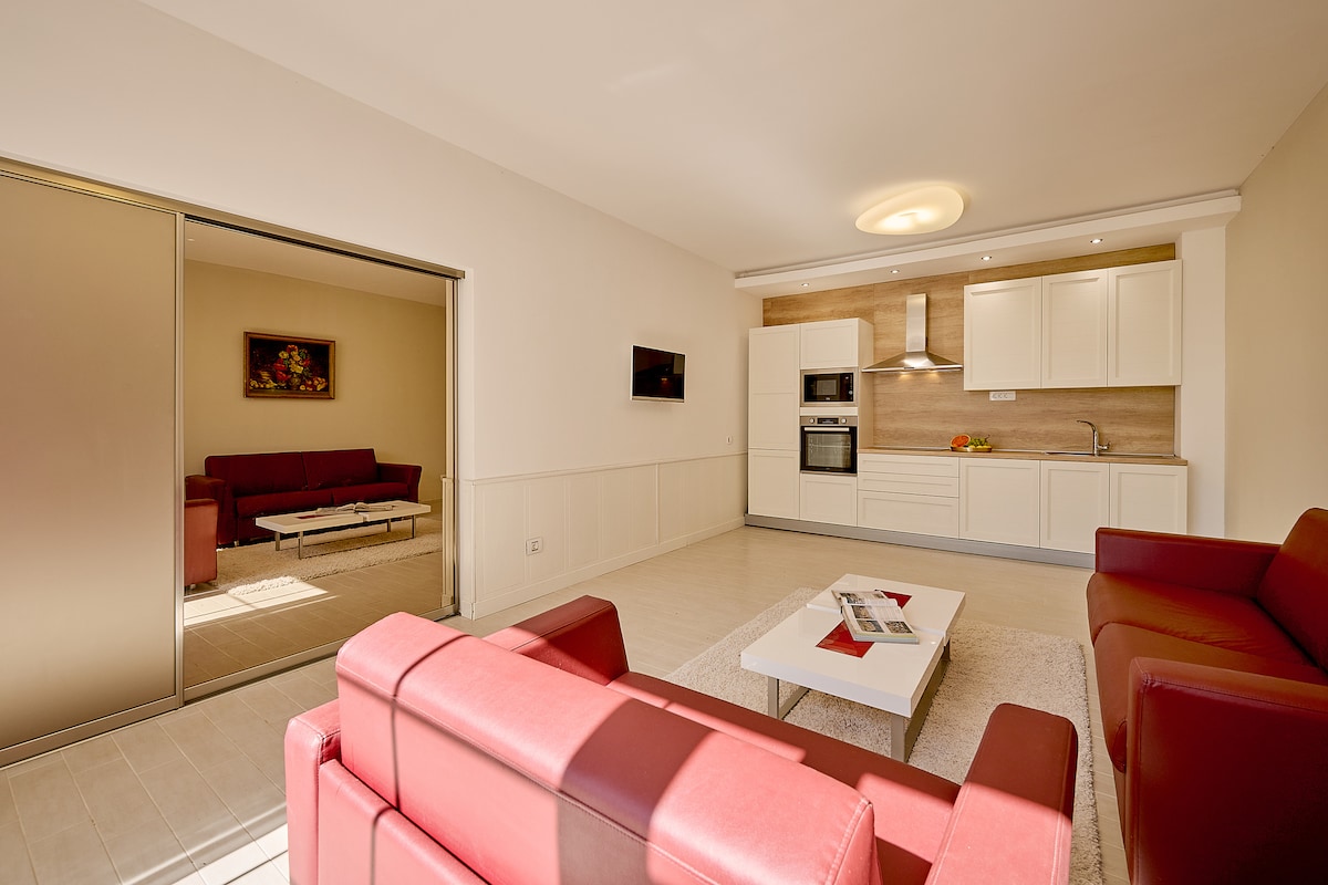 غرفة (شقة) بمدخل منفصل، تتكون من غرفة نوم بسرير كبير الحجم وغرفة معيشة مع مطبخ وحمام مع كوخ دش وحمام. 